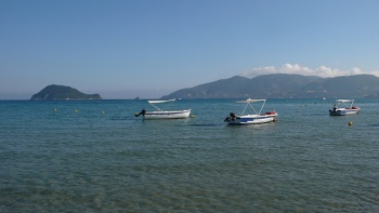 Pohled z plaze na Marathonisi (zelvi ostrov)